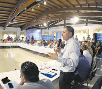 Decenas de dirigentes de toda la provincia participaron de la reunión encabezada por Fernando Grey. (Fuente: Télam) (Fuente: Télam) (Fuente: Télam)