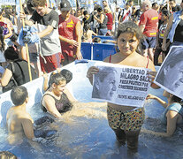 Los manifestantes llenaron las piletas de lona con agua que llevaron en botellas. (Fuente: Sandra Cartasso) (Fuente: Sandra Cartasso) (Fuente: Sandra Cartasso)