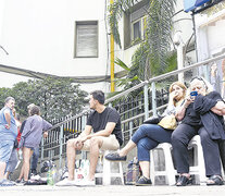 Familiares de las víctimas en el Instituto del Quemado.