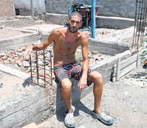 Gil, hijo de Pyrhia Sarusi, posando en el terreno donde estaban enterradas su madre y su tía.