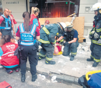 Los bomberos trabajando en el área alrededor del edificio de Guido al 1700.