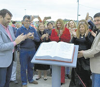 La inauguración del monumento a la Biblia, en el partido de Magdalena. El intendente Peluso (izq.) aplaude.