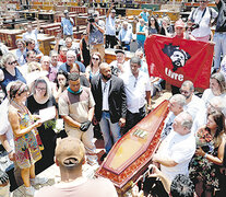 En el entierro de Vavá, un simpatizante de Lula sostiene una bandera del ex presidente.