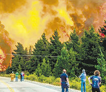 El fuego en Epuyén cruzaba la Ruta 40, pero ya fue habilitada al tránsito.