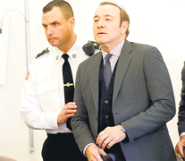 Kevin Spacey llega al juzgado de Nantucket, en la isla Massachusetts, acompañado por un policía.