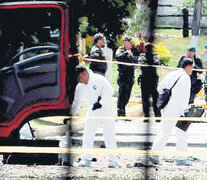 Expertos forenses trabajan en el lugar de la explosión en la academia policial General Santander de Bogotá.