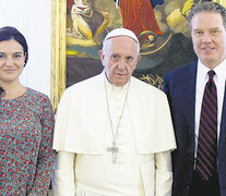 Paloma García Ovejero y Greg Burke eran los voceros del Papa desde julio de 2016. (Fuente: AFP) (Fuente: AFP) (Fuente: AFP)