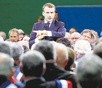 Macron se reunió ayer con los alcaldes de Normandía en Grand Bourgtheroulde. (Fuente: EFE) (Fuente: EFE) (Fuente: EFE)