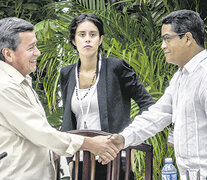 El líder del ELN Pablo Beltrán (izq.) saluda al negociador cubano Iván Mora en La Habana. (Fuente: AFP) (Fuente: AFP) (Fuente: AFP)