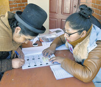 Una votante de El Alto participó de las inéditas elecciones primarias en Bolivia. (Fuente: AFP) (Fuente: AFP) (Fuente: AFP)