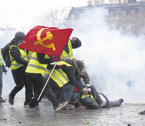 La batalla de París, con mucho frío, enfrentando el gas y los camiones hidrantes. (Fuente: AFP) (Fuente: AFP) (Fuente: AFP)