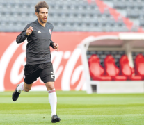 Ponzio se entrena con jóvenes que tienen 20 años menos que él. (Fuente: Prensa River) (Fuente: Prensa River) (Fuente: Prensa River)