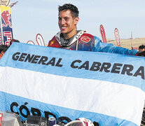 Cavigliaso sostiene la bandera de Argentina en la capital peruana. (Fuente: EFE) (Fuente: EFE) (Fuente: EFE)