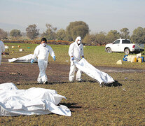 Expertos forenses realizan trabajos de campo en el lugar de la explosión del ducto de combustible de Pemex. (Fuente: EFE) (Fuente: EFE) (Fuente: EFE)