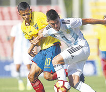 Francesco Lo Celso se lleva la pelota ante el ecuatoriano Rezabala.