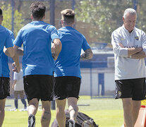 Alfaro camina por el complejo Pedro Pompilio viendo pasar al trote a los jugadores del Xeneize.