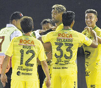 Los jugadores de Defensa felicitan al paraguayo Rojas, que marcó el tiro libre del triunfo en el Monumental.