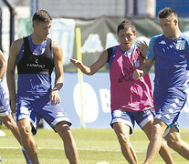 Práctica del líder Racing, que debutará mañana ante Aldosivi en Mar del Plata.