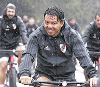 Marcelo Gallardo encabeza la bicicleteada bajo la lluvia.