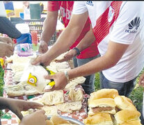 Puestitos de choripanes, parte de la cultura del hincha.