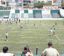 Las chicas y los chicos del Club Villas Unidas entrenan en la cancha de Excursio.