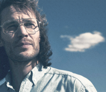 Taylor Kitsch en el papel de David Koresh, en la serie emitida por el canal Paramount.