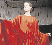 El del vestido de Tilda Swinton es uno de los pocos rojos que quedan de la película original.