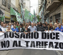 Cuadras y cuadras se congregaron detrás de la pancarta &amp;quot;Rosario dice no al ajuste&amp;quot;.