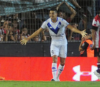 Salinas festeja con Vargas. Vélez le ganó 2-1 a Estudiantes.