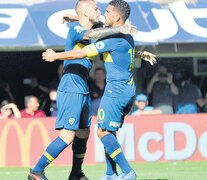 Benedetto se abraza con Tevez, tras el 1-0, de penal. (Fuente: Julio Martín Mancini) (Fuente: Julio Martín Mancini) (Fuente: Julio Martín Mancini)