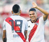 El festejo de Juanfer Quintero con Santos Borré luego del golazo del 10 millonario. (Fuente: Télam) (Fuente: Télam) (Fuente: Télam)