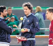 Gustavo Marcaccio junto con el capitán Gastón Gaudio y Diego Schwartzman. (Fuente: Sergio Llamera / Prensa AAT) (Fuente: Sergio Llamera / Prensa AAT) (Fuente: Sergio Llamera / Prensa AAT)