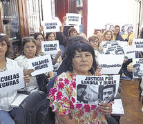 Los docentes recordaron a los maestros fallecidos el año pasado a raíz de un escape de gas en una escuela. (Fuente: NA) (Fuente: NA) (Fuente: NA)