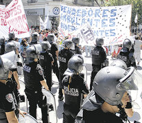 “No desaparezcan nuestros trabajos”, decía la larga bandera que encabezó la manifestación. (Fuente: Bernardino Avila) (Fuente: Bernardino Avila) (Fuente: Bernardino Avila)