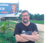 Carlos Medina Gallego en un ETCR, Espacio Territorial de Capacitación y Reincorporación destinado a la integración productiva de miembros de las FARC.