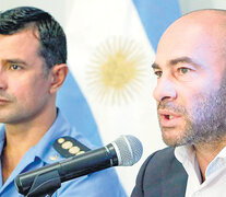 El ministro de Gobierno y el jefe de policía en la conferencia de prensa.