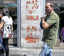 La imagen de Chávez, presente en las calles de Caracas a horas de la gran marcha. (Fuente: AFP) (Fuente: AFP) (Fuente: AFP)