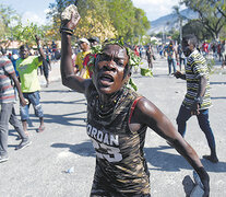 Un joven se manifiesta frente al Palacio Nacional en contra del presidente Jovenel Moise. (Fuente: EFE) (Fuente: EFE) (Fuente: EFE)