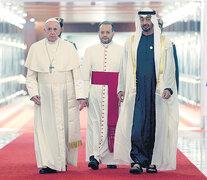 El Papa fue recibido por el jeque Mohammed bin Zayed Al Nahyan a su llegada al aeropuerto de Abu Dhabi. (Fuente: AFP) (Fuente: AFP) (Fuente: AFP)