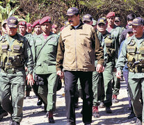 Maduro (centro) participa de ejercicios militares junto al ministro de Defensa Padrino (izq.), ayer en Caracas. (Fuente: AFP) (Fuente: AFP) (Fuente: AFP)