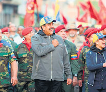 El presidente Maduro saluda durante un acto del gobierno con militares en Maracay. (Fuente: EFE) (Fuente: EFE) (Fuente: EFE)