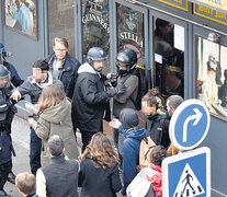 Benalla (centro, con casco) junto a dos comisarios franceses durante la protesta del 1º de Mayo. (Fuente: AFP) (Fuente: AFP) (Fuente: AFP)