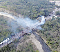 Vista aérea del puente internacional entre Cúcuta y Ureña, donde se ve el humo de camiones quemados.