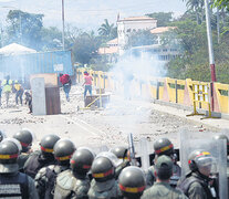 Manifestantes chocan con los agentes de la Guardia Nacional Bolivariana en San Antonio, Táchira.