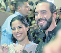 El candidato Nayib Bukele junto a su mujer, Gabriela Rodríguez, posan tras la votación. (Fuente: AFP) (Fuente: AFP) (Fuente: AFP)