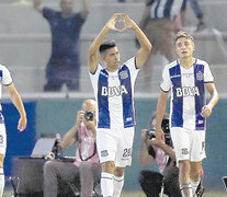 Ramírez levanta sus brazos para festejar su golazo, el que abrió el camino a la victoria.