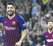 Lionel Messi corre a festejar con Luis Suárez, goleador del partido.