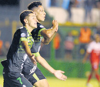 Defensa festeja: volvió a ganar agónicamente y es puntero con Racing. (Fuente: Fotobaires) (Fuente: Fotobaires) (Fuente: Fotobaires)