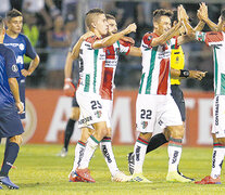 Los jugadore de Palestino festejan y los de Talleres sufren. (Fuente: EFE) (Fuente: EFE) (Fuente: EFE)