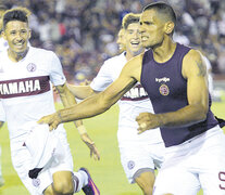 Sand festeja el 1-0, tras una jugada que se inició en un tiro de esquina.